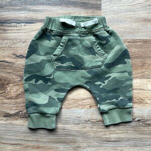 0-3M✨Baby GAP Camo U Pants